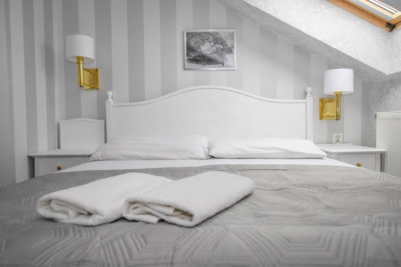 Dwor Ostoia Hotel Rymanów Buitenkant foto