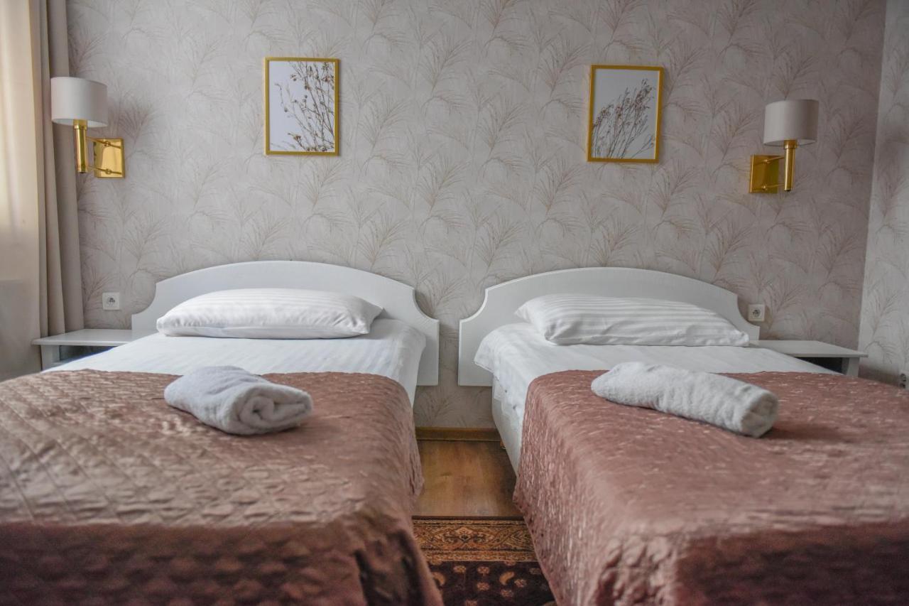 Dwor Ostoia Hotel Rymanów Buitenkant foto