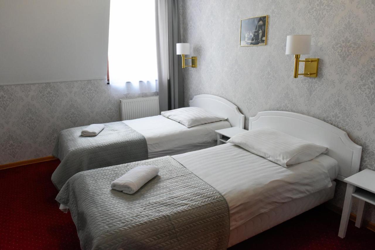 Dwor Ostoia Hotel Rymanów Buitenkant foto