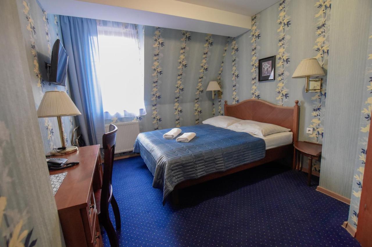 Dwor Ostoia Hotel Rymanów Buitenkant foto