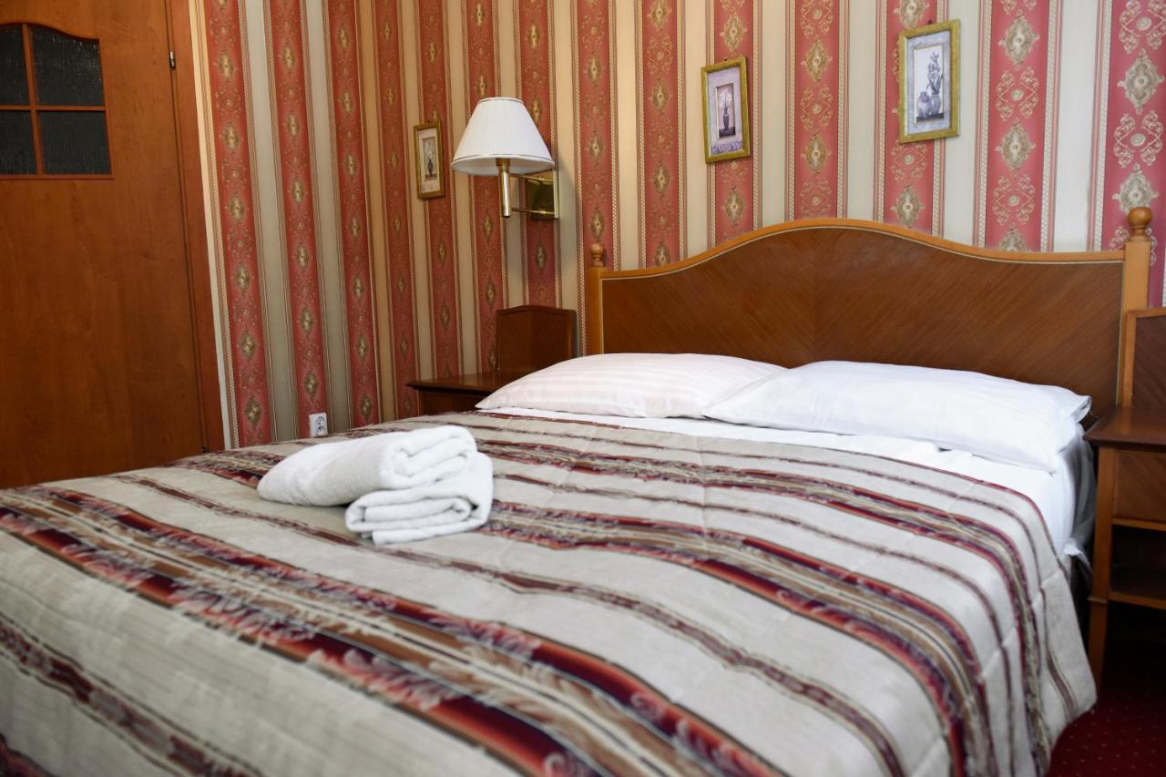 Dwor Ostoia Hotel Rymanów Buitenkant foto