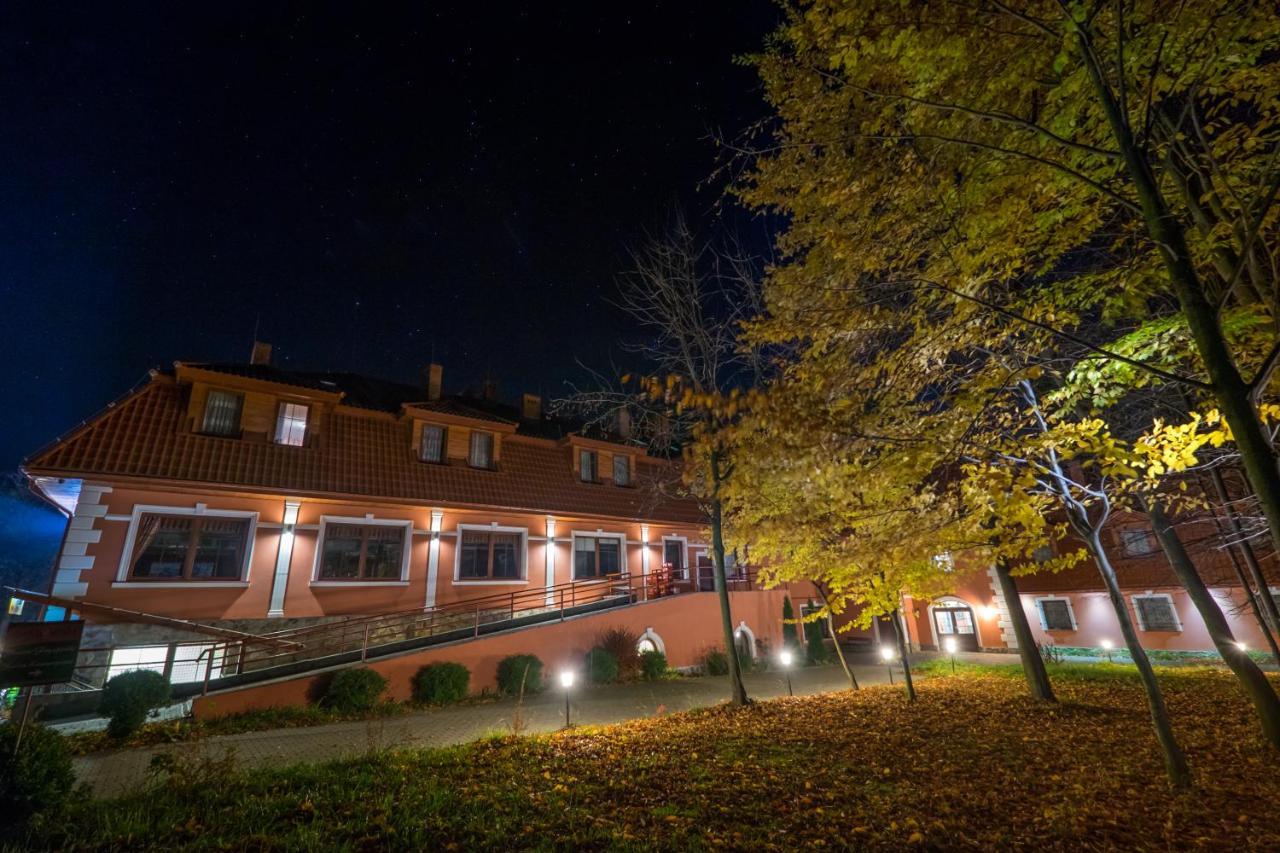 Dwor Ostoia Hotel Rymanów Buitenkant foto