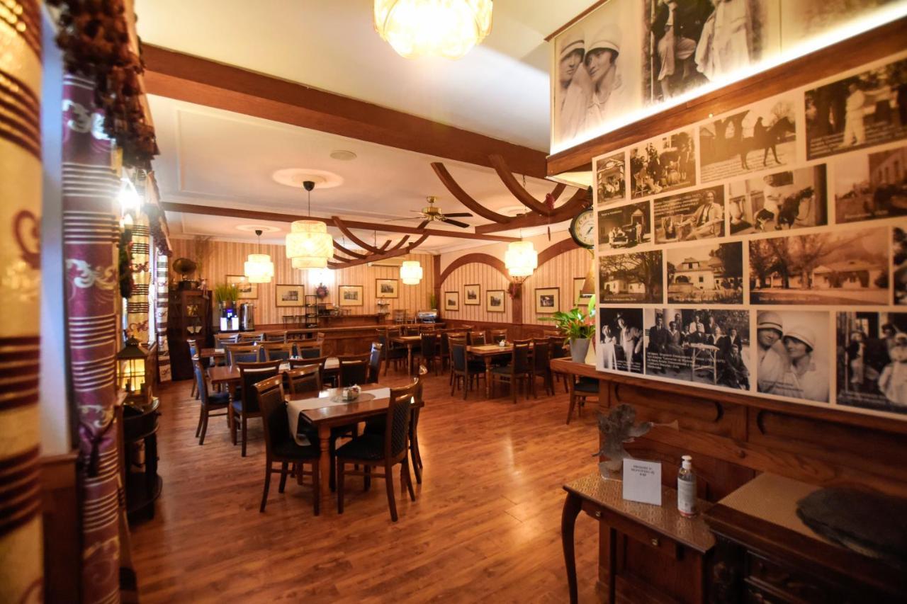 Dwor Ostoia Hotel Rymanów Buitenkant foto