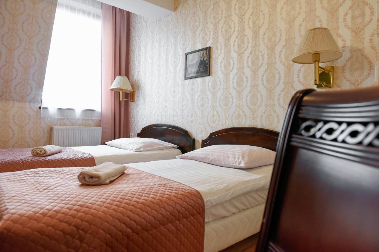 Dwor Ostoia Hotel Rymanów Buitenkant foto