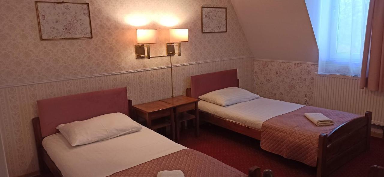 Dwor Ostoia Hotel Rymanów Buitenkant foto