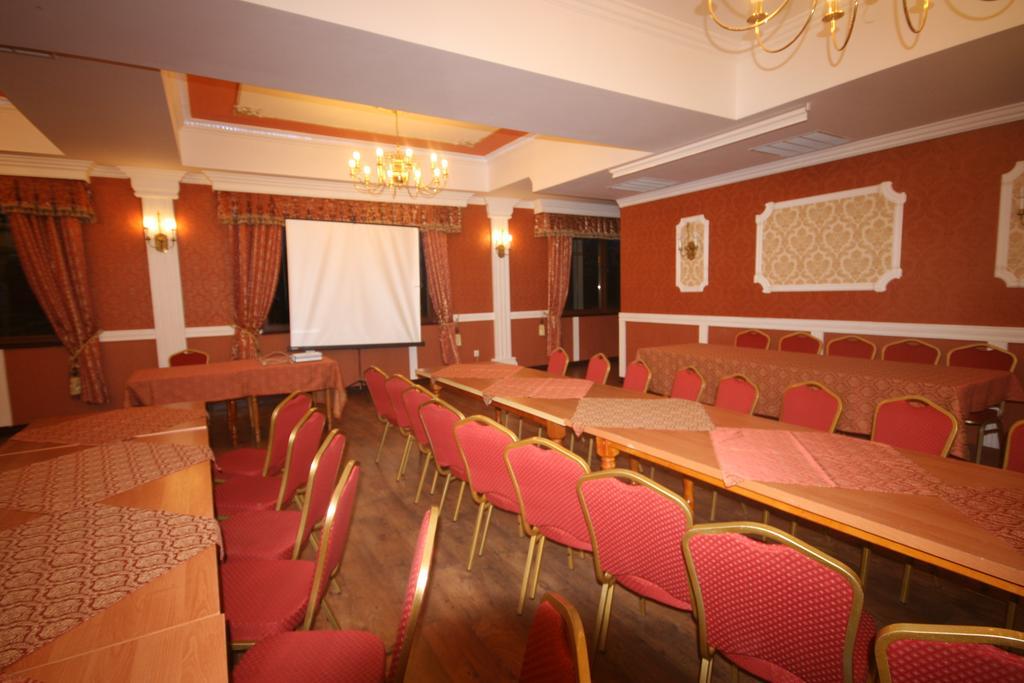 Dwor Ostoia Hotel Rymanów Buitenkant foto