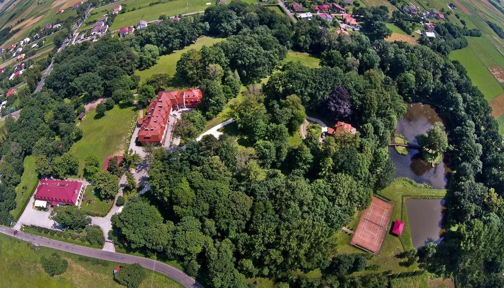 Dwor Ostoia Hotel Rymanów Buitenkant foto