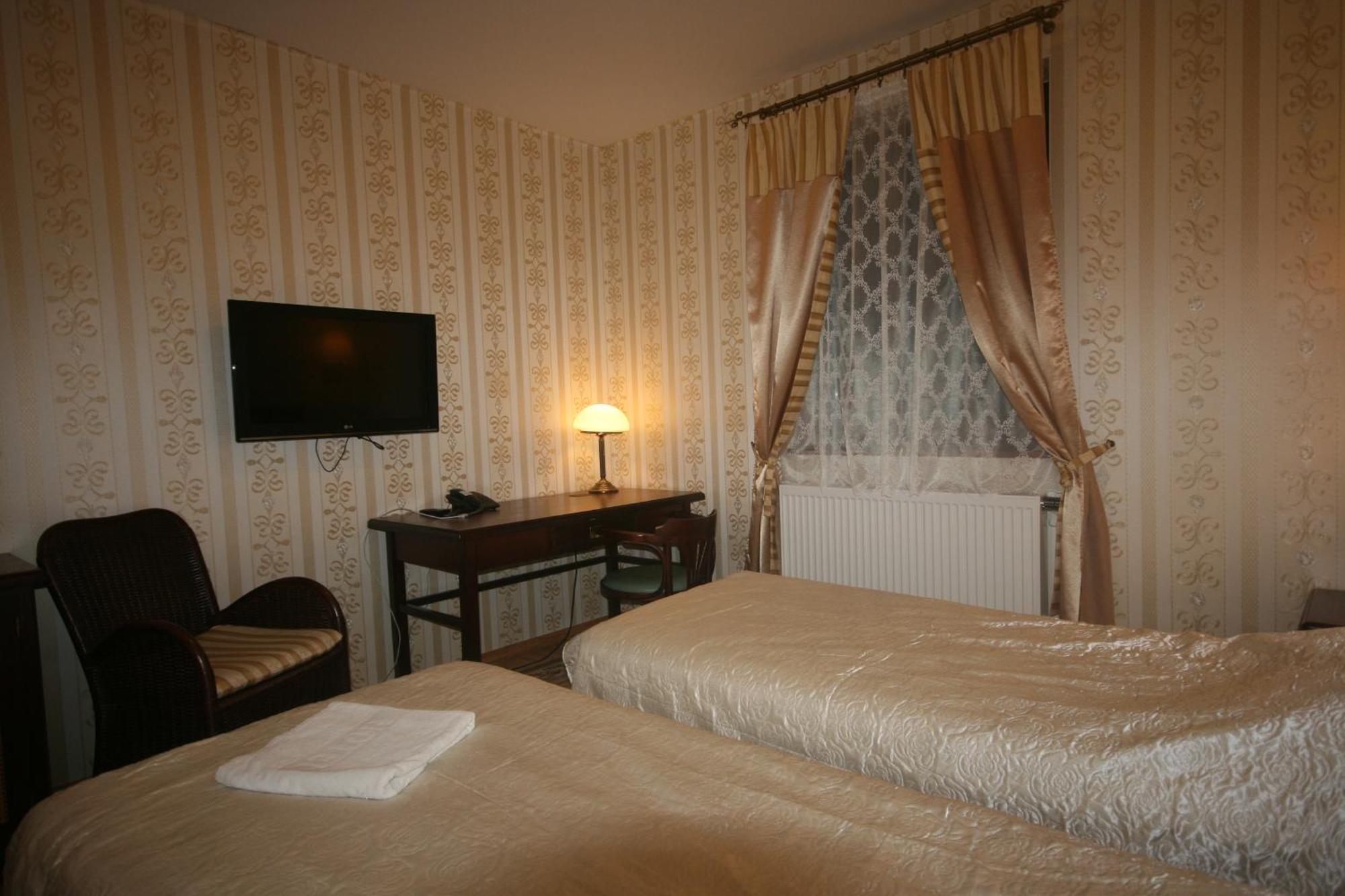 Dwor Ostoia Hotel Rymanów Kamer foto
