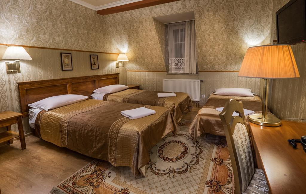 Dwor Ostoia Hotel Rymanów Buitenkant foto