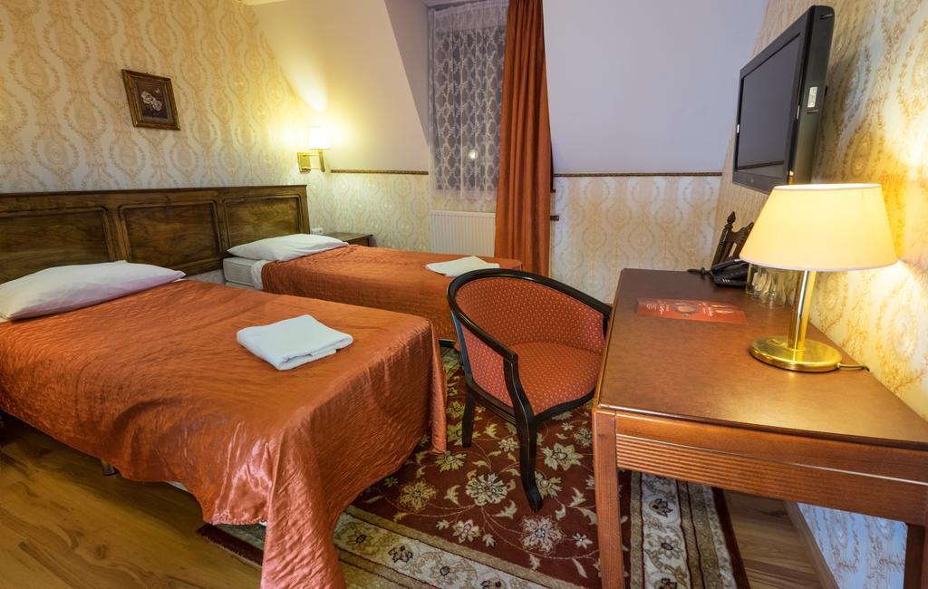 Dwor Ostoia Hotel Rymanów Buitenkant foto