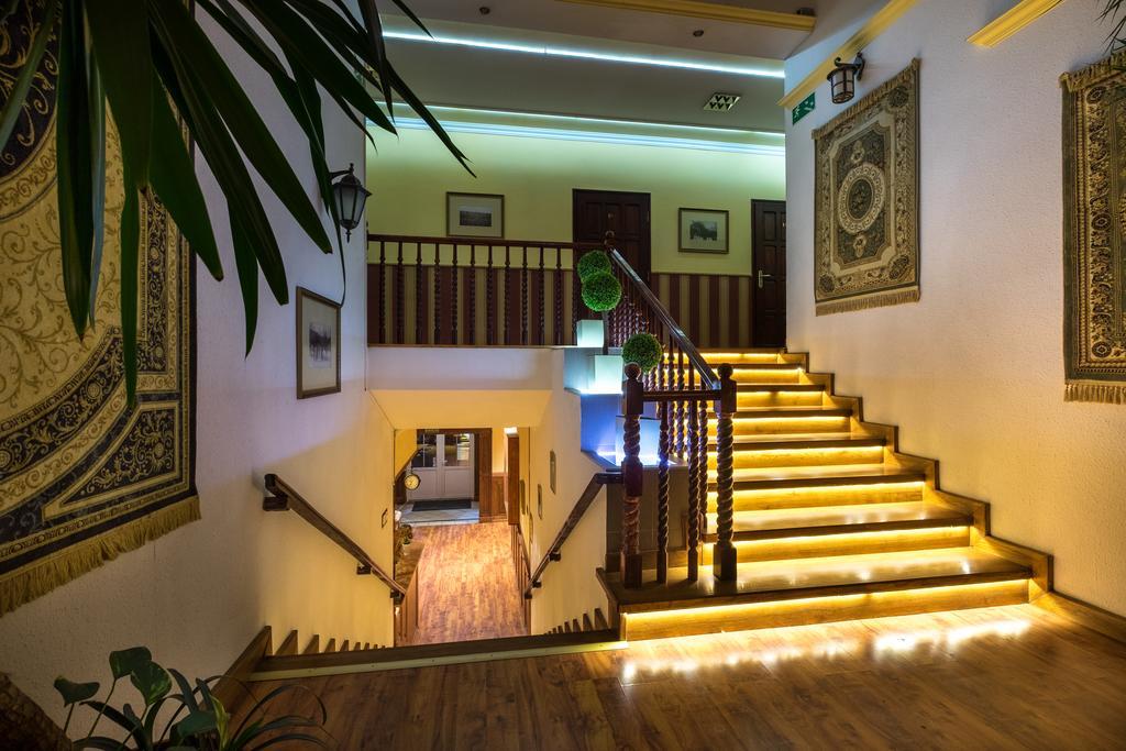 Dwor Ostoia Hotel Rymanów Buitenkant foto
