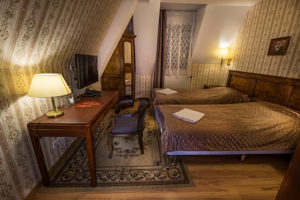Dwor Ostoia Hotel Rymanów Buitenkant foto