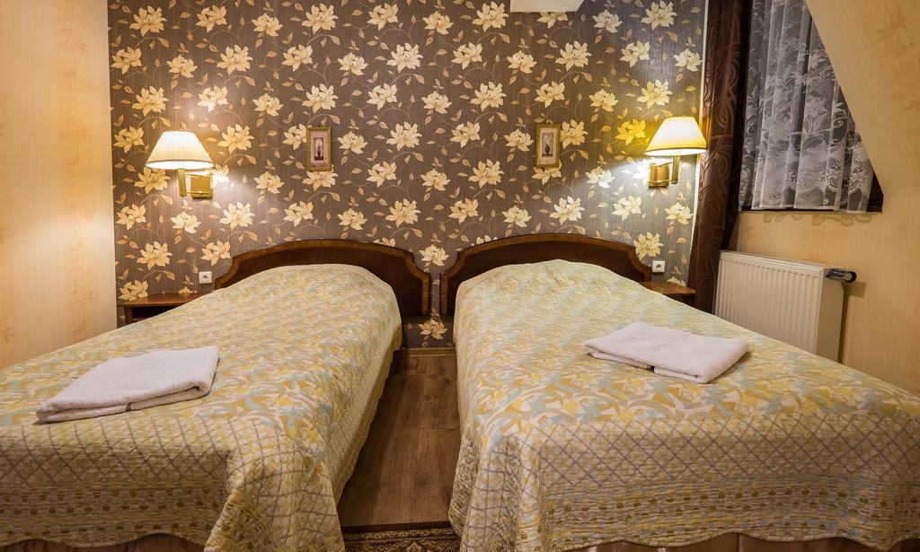 Dwor Ostoia Hotel Rymanów Buitenkant foto