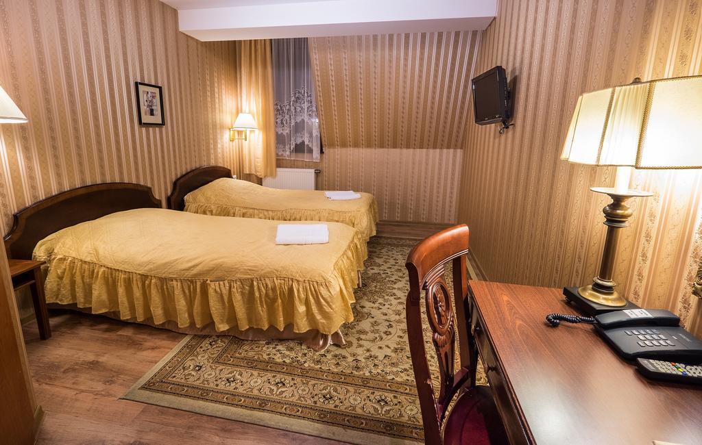 Dwor Ostoia Hotel Rymanów Buitenkant foto