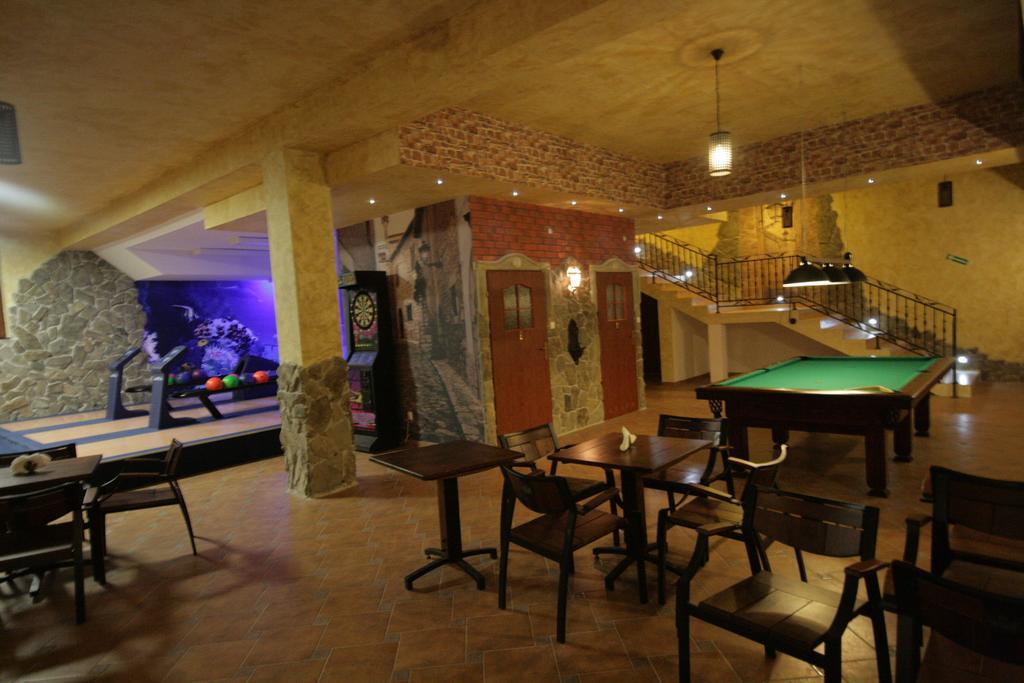 Dwor Ostoia Hotel Rymanów Buitenkant foto